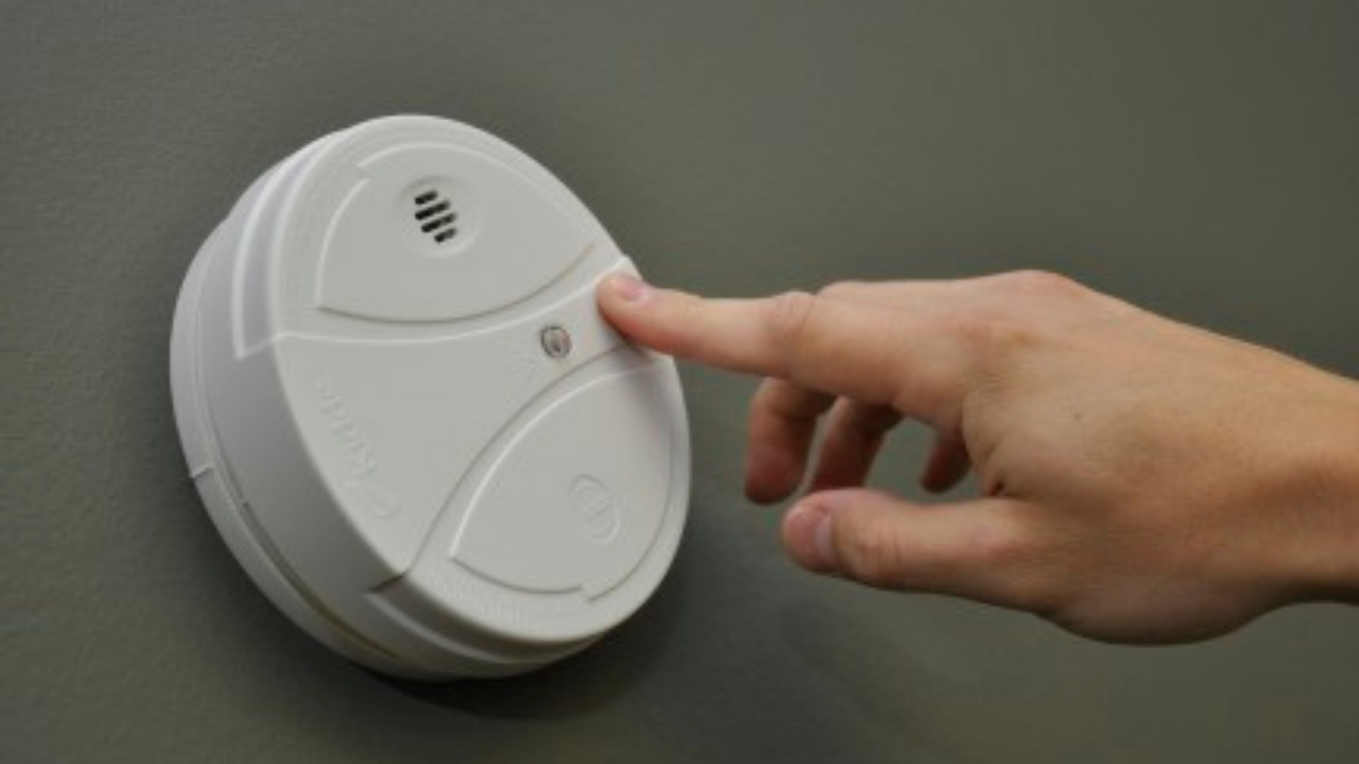 how to replace the battery in a smoke detector